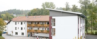 Blick auf das moderne Gebäude mit vielen Fenstern und großen Balkonen