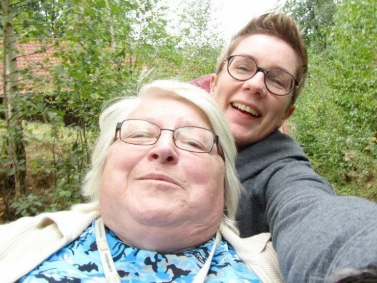 Action-Cam-Selfie: eine ältere Frau und eine junge Frau haben Spaß und lachen in die Kamera