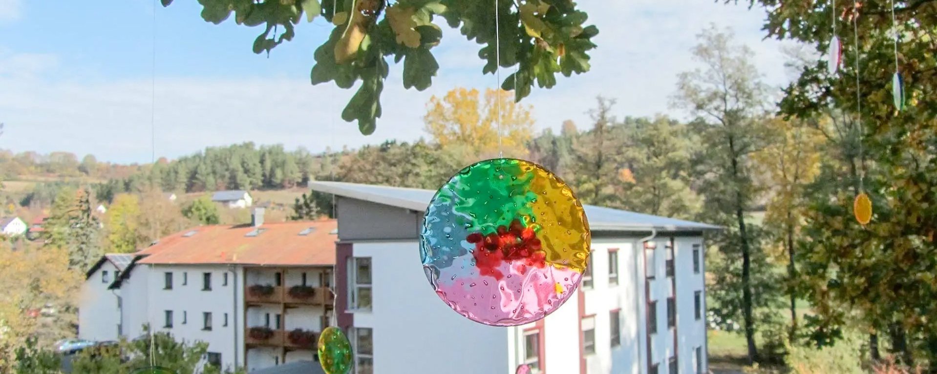 Blick aus dem Fenster zeigt das Gebäude