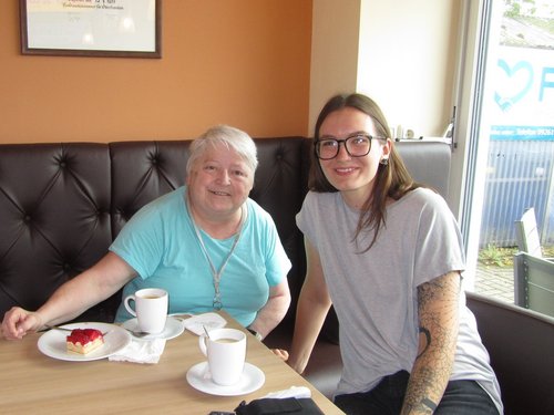 eine junge und eine ältere Frau bei Kaffee und Kuchen 