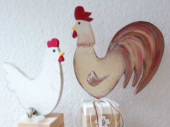 Kunst: Gockel und Henne aus Holz gefertigt und schön bemalt