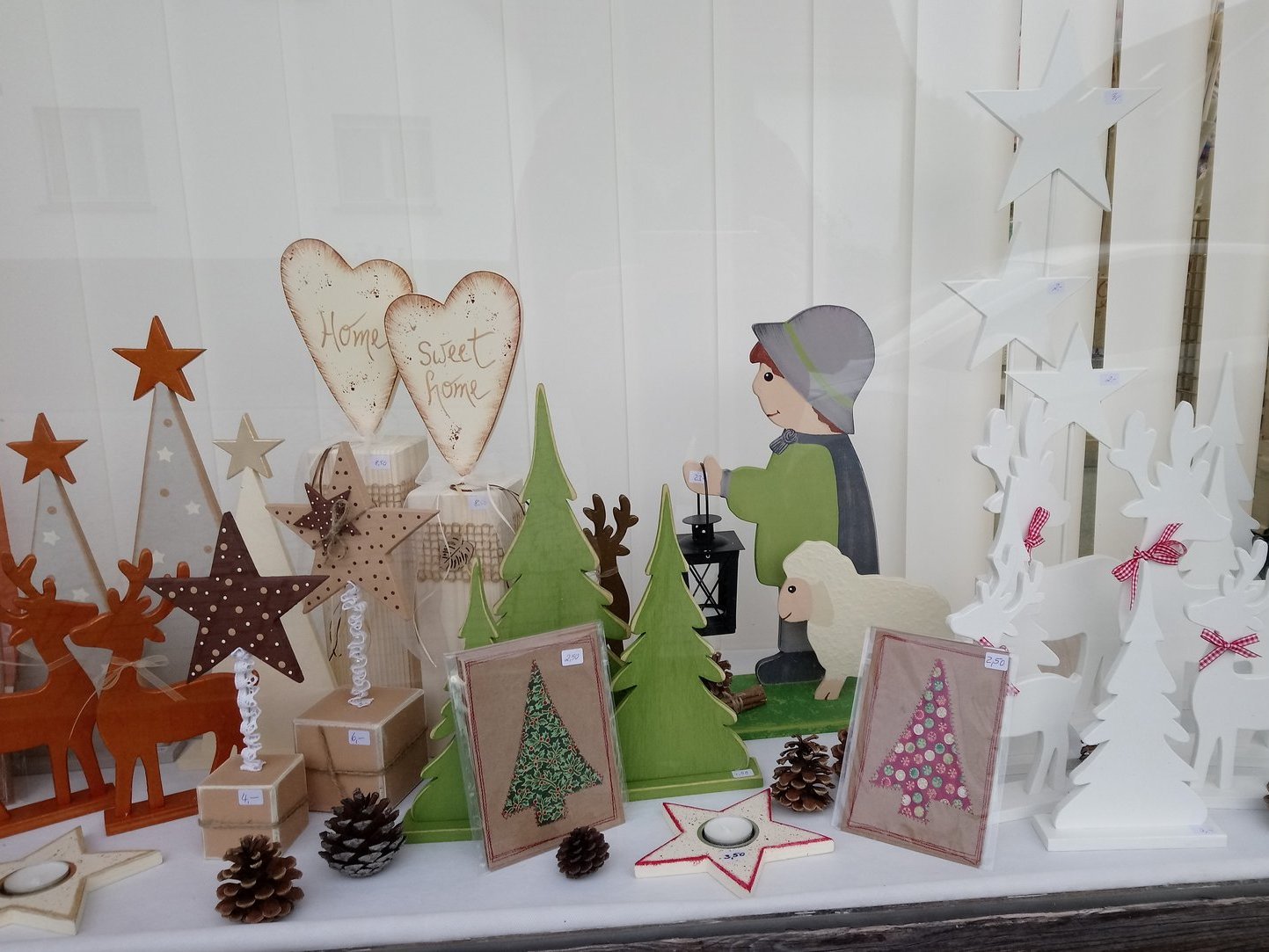 Verkaufsstand für selbstgemachte Weihnachtskunst - Elche, Hirten, Sterne Weihnachtsbäume - alles aus Holz und schön bemalt
