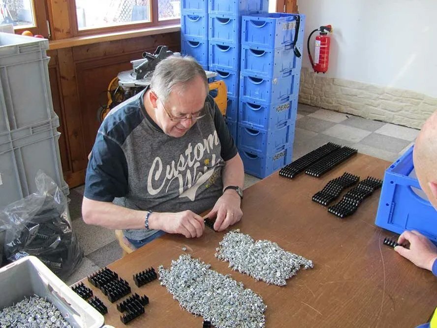 Heimarbeit in der Werkstatt: ein Mann fertigt Kleinteile in Serie